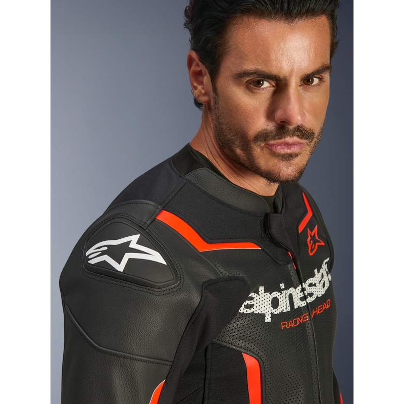 Chaqueta de moto de cuero Alpinestars GP Force V2 Airflow en negro, rojo flúor y blanco.