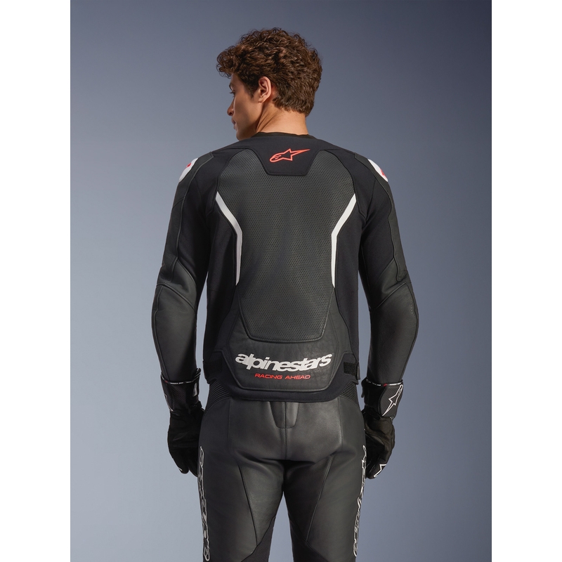 Chaqueta de moto de cuero Alpinestars GP Force V2 Airflow en blanco y negro.