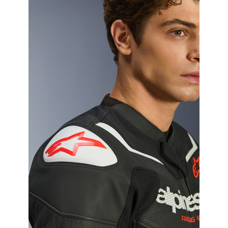 Chaqueta de moto de cuero Alpinestars GP Force V2 Airflow en blanco y negro.