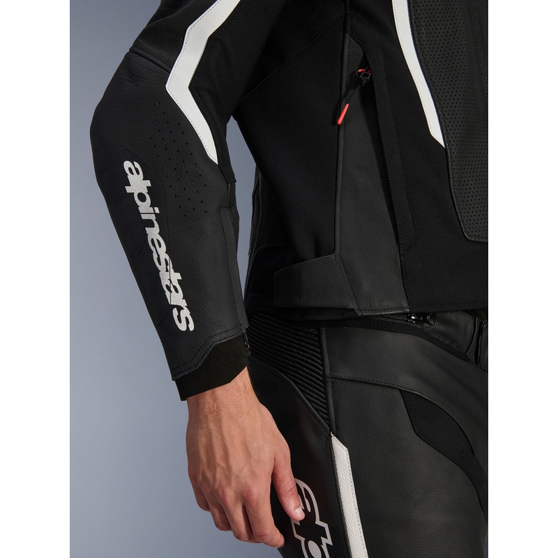 Chaqueta de moto de cuero Alpinestars GP Force V2 Airflow en blanco y negro.