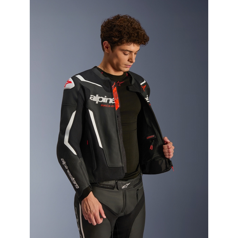 Chaqueta de moto de cuero Alpinestars GP Force V2 Airflow en blanco y negro.
