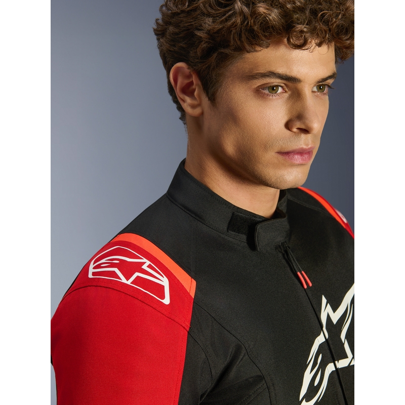 Chaqueta de moto impermeable Alpinestars T-SPS 2 en rojo, negro y blanco.