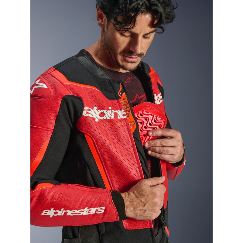 Chaqueta de moto de cuero Alpinestars GP Force V2 Airflow, rojo flúor, negro y blanco.