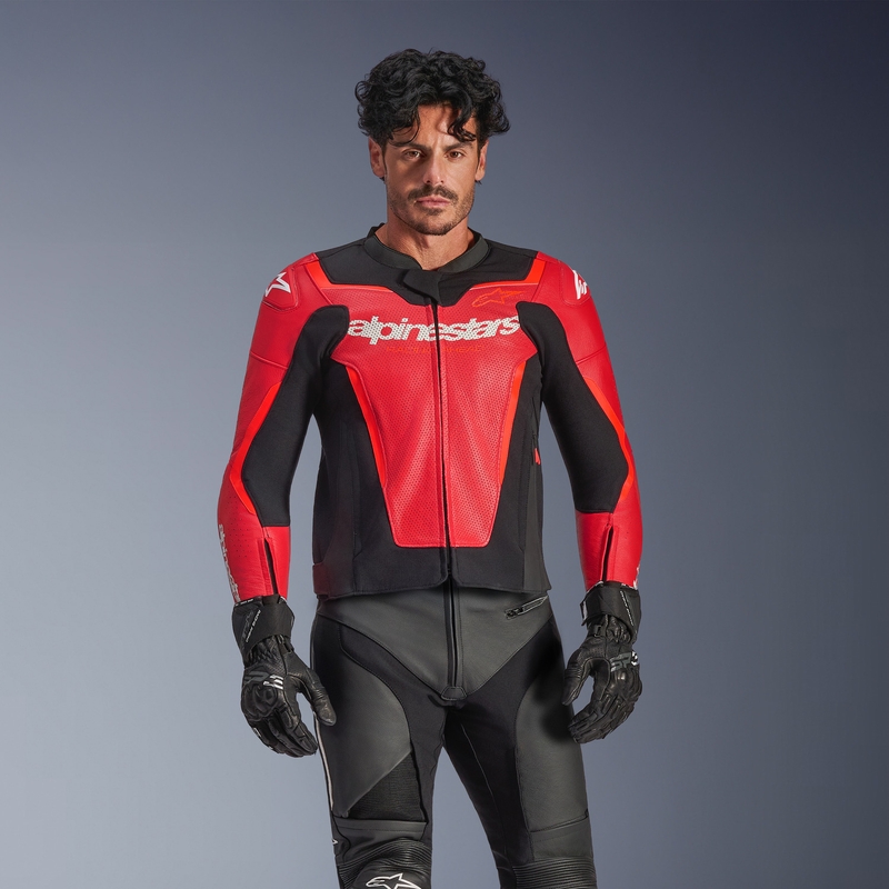 Chaqueta de moto de cuero Alpinestars GP Force V2 Airflow, rojo flúor, negro y blanco.