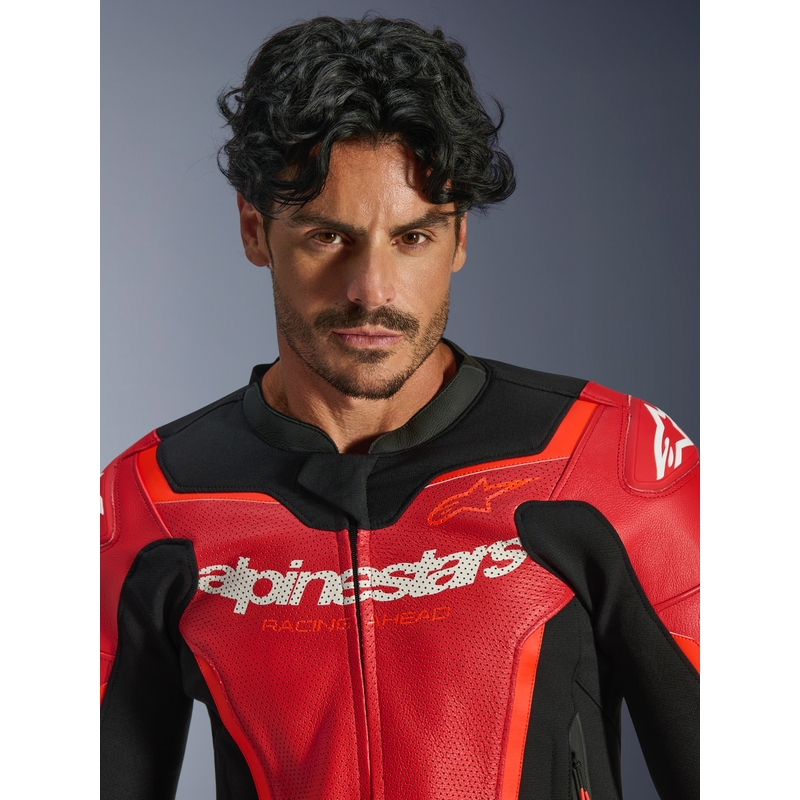 Chaqueta de moto de cuero Alpinestars GP Force V2 Airflow, rojo flúor, negro y blanco.