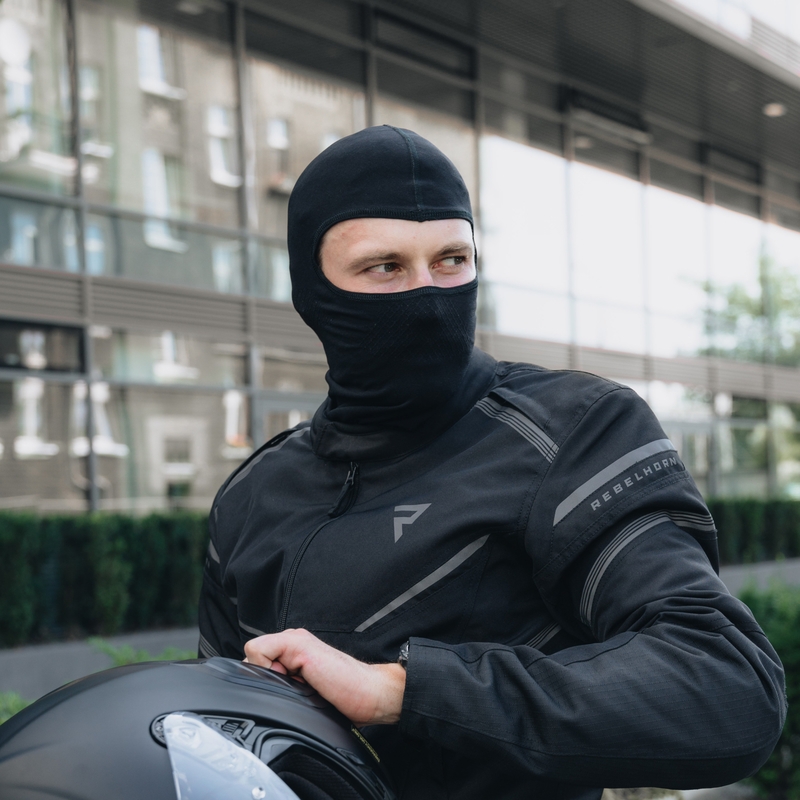 Capucha negra para casco Rebelhorn Freeze II