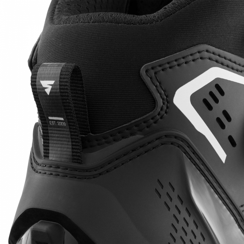 Botas de moto Shima Enzo Air en blanco y negro.