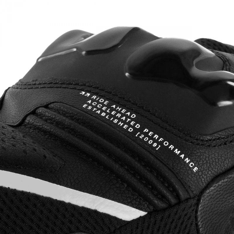 Guantes de moto para mujer Shima Spark 3.0, color negro y blanco.