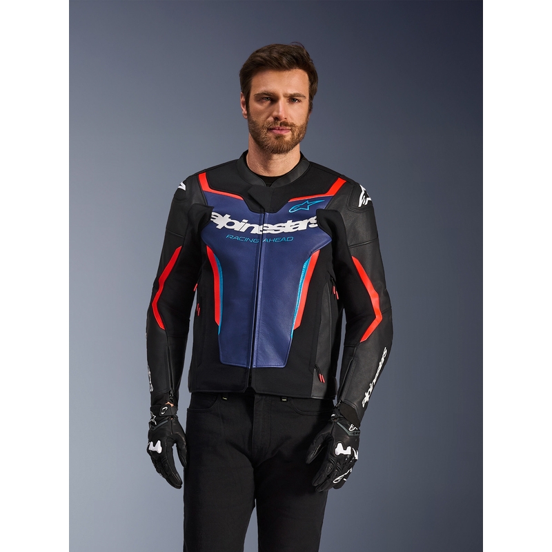 Chaqueta de moto de cuero Alpinestars GP Force V2 en negro, azul y rojo flúor.