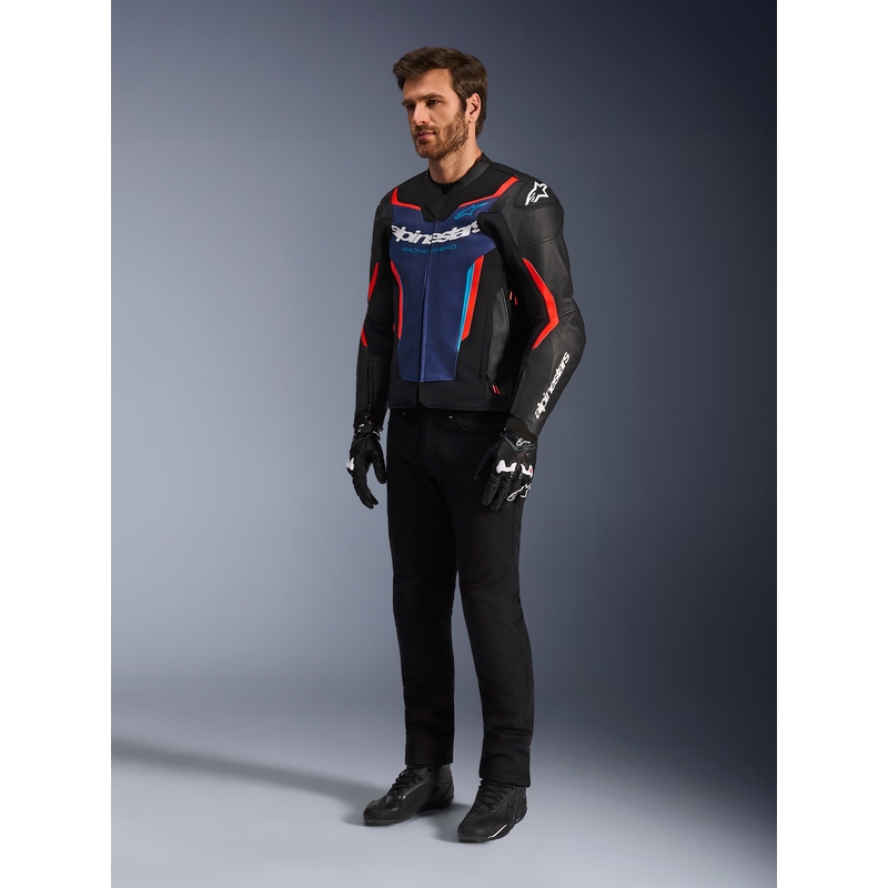 Chaqueta de moto de cuero Alpinestars GP Force V2 en negro, azul y rojo flúor.
