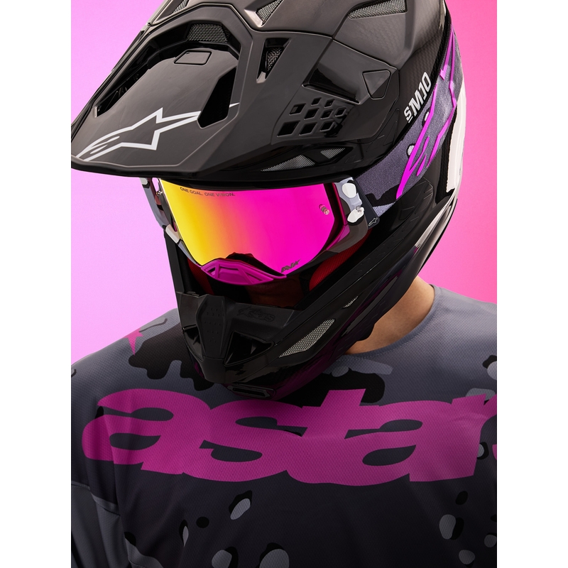Gafas de motocross Alpinestars Supertech Lone con estampado de camuflaje morado y cristal de plexiglás rosa espejado.
