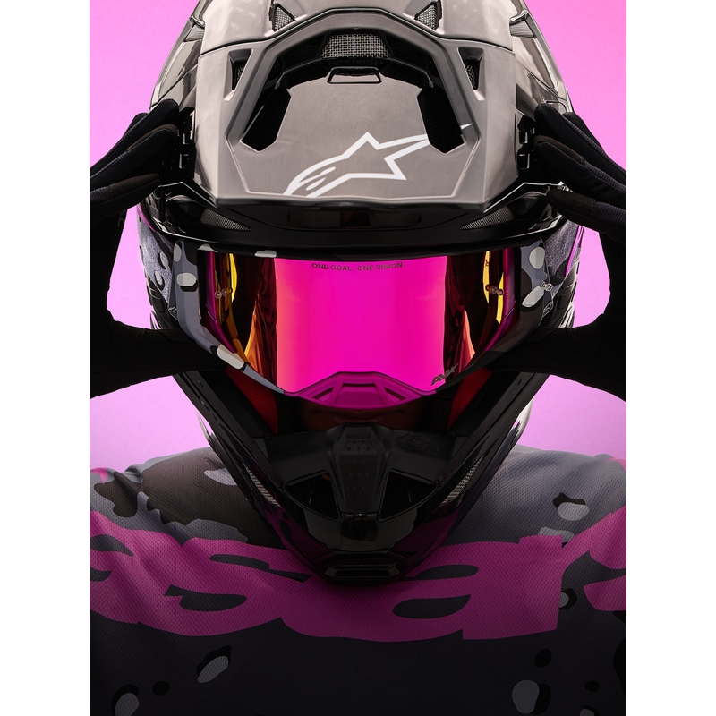 Gafas de motocross Alpinestars Supertech Lone con estampado de camuflaje morado y cristal de plexiglás rosa espejado.