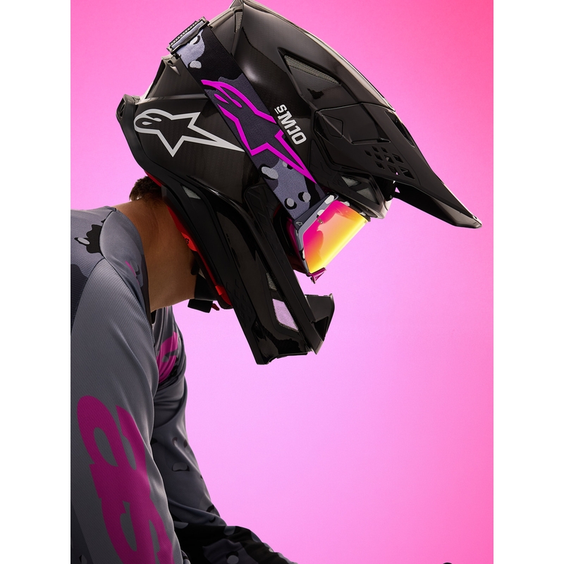 Gafas de motocross Alpinestars Supertech Lone con estampado de camuflaje morado y cristal de plexiglás rosa espejado.