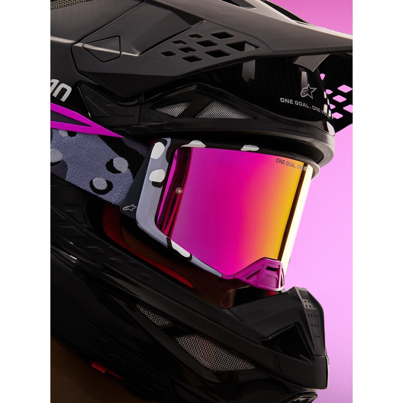 Gafas de motocross Alpinestars Supertech Lone con estampado de camuflaje morado y cristal de plexiglás rosa espejado.