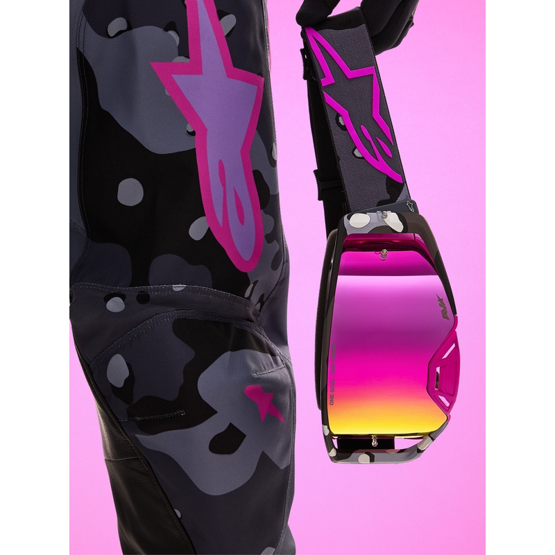 Gafas de motocross Alpinestars Supertech Lone con estampado de camuflaje morado y cristal de plexiglás rosa espejado.