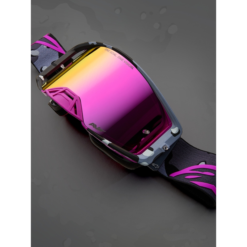 Gafas de motocross Alpinestars Supertech Lone con estampado de camuflaje morado y cristal de plexiglás rosa espejado.