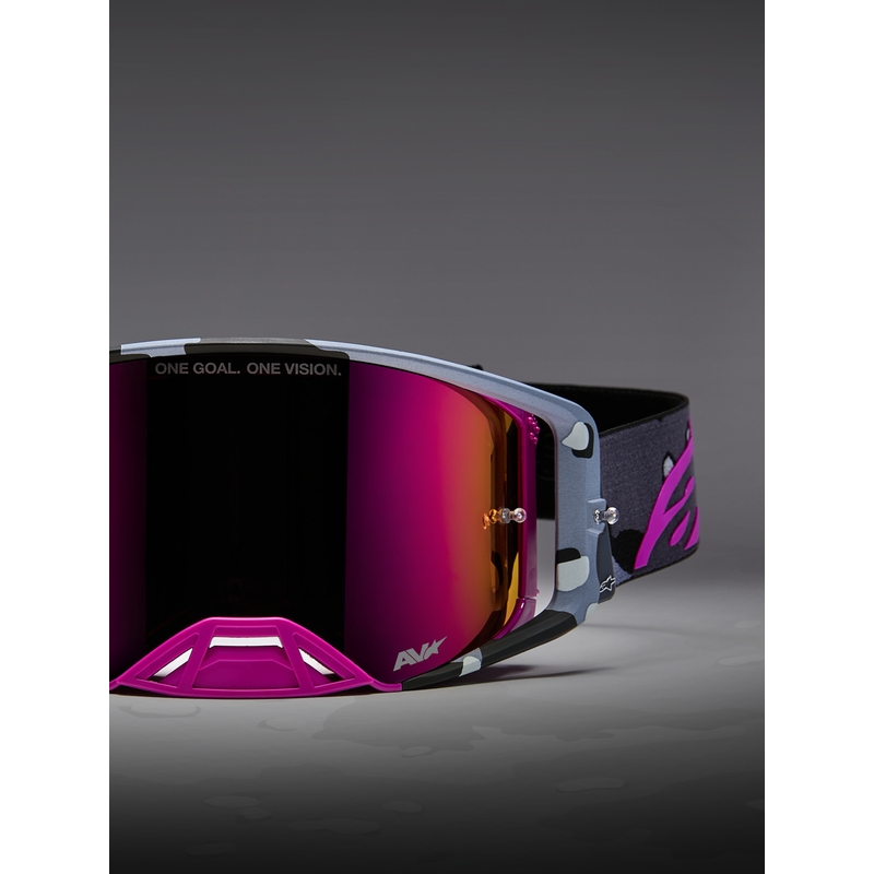 Gafas de motocross Alpinestars Supertech Lone con estampado de camuflaje morado y cristal de plexiglás rosa espejado.
