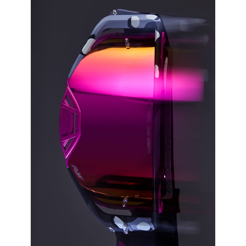 Gafas de motocross Alpinestars Supertech Lone con estampado de camuflaje morado y cristal de plexiglás rosa espejado.