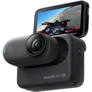Cámara de acción Insta360 GO 3S para motocicleta, integrada en el casco, con vista en primera persona (POV), color negro.