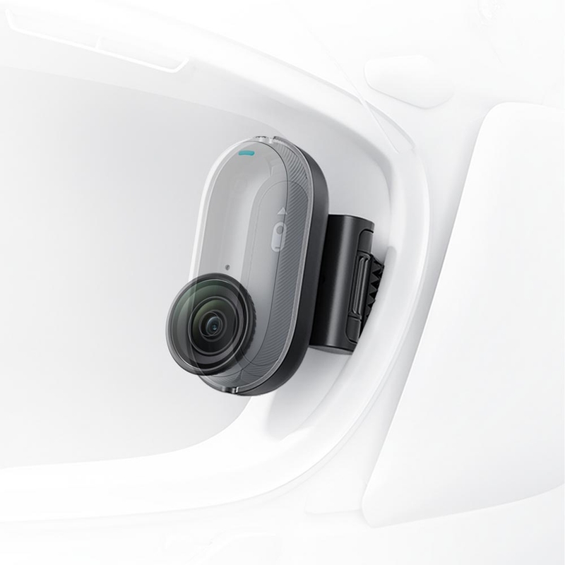 Cámara de acción Insta360 GO 3S para motocicleta, integrada en el casco, con vista en primera persona (POV), color negro.