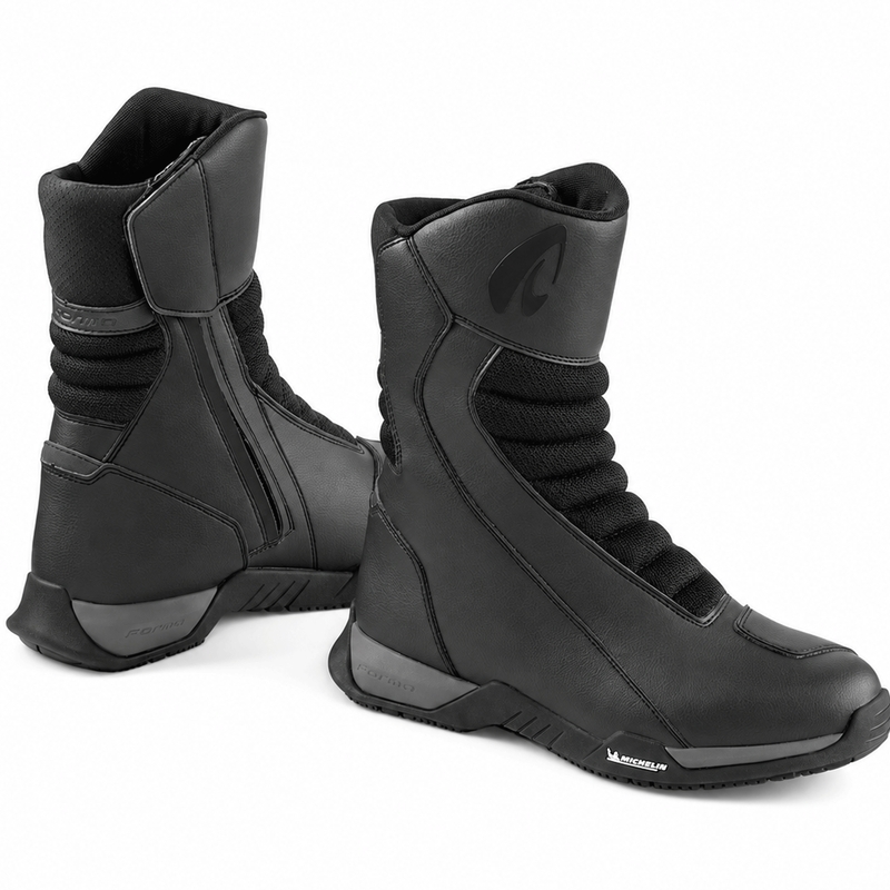Botas de moto Forma Apex Dry en color negro antracita.
